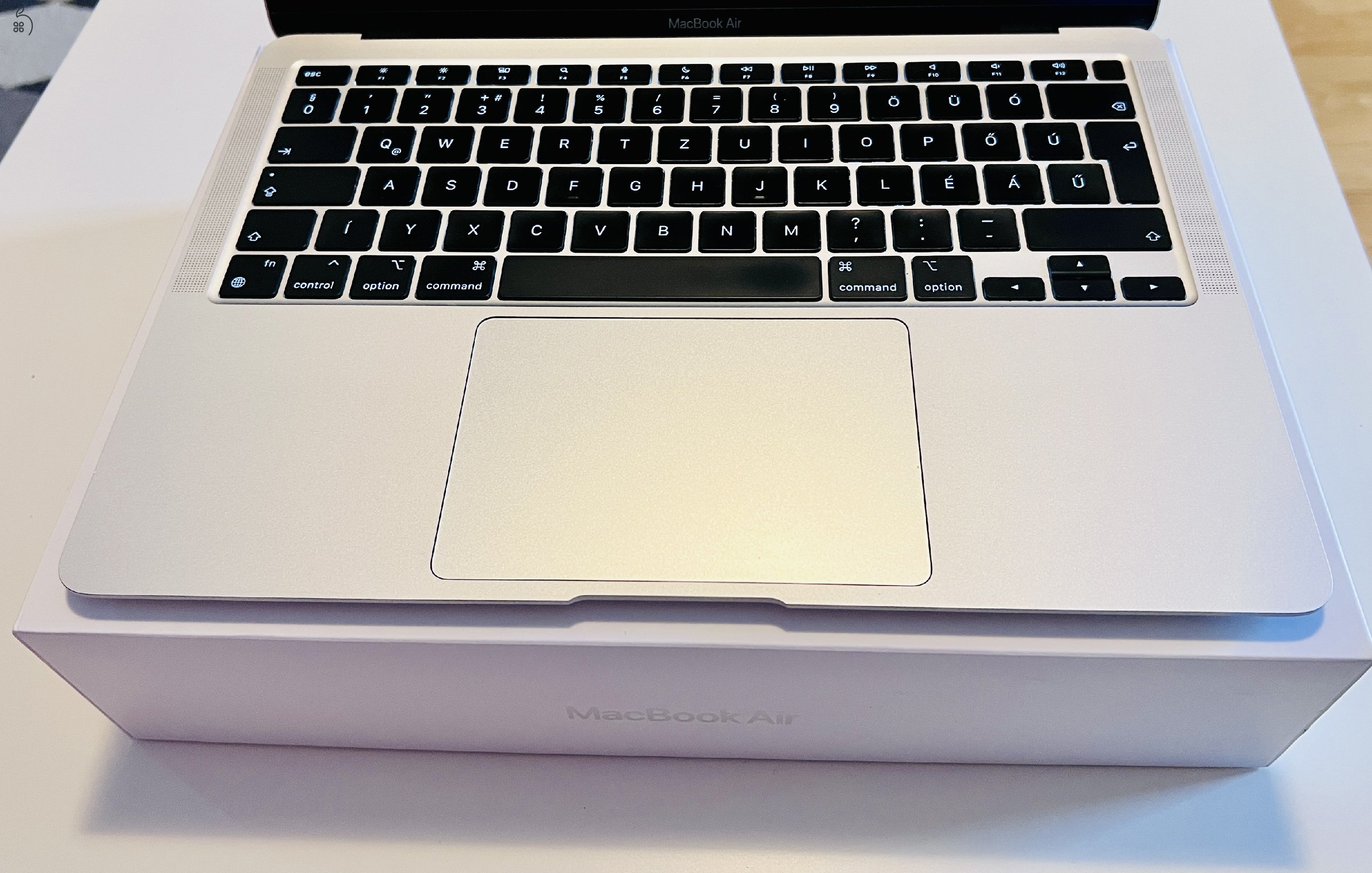 Eladó MacBook Air (M1) 8GB RAM, 512 GB SSD (első tulajdonostól, iStyle számlával!)