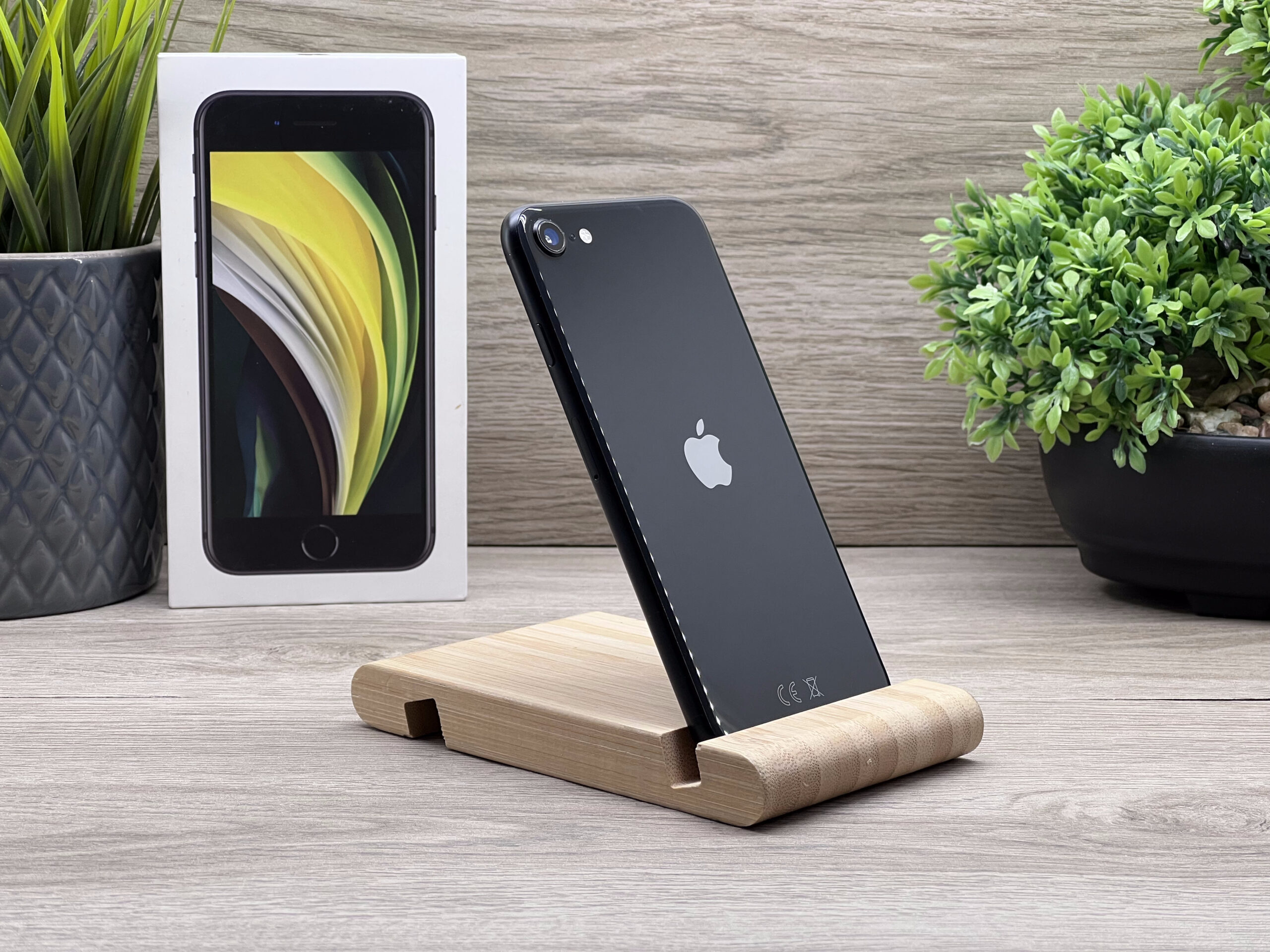 Hibátlan iPhone SE Black 64GB 2 ÉV Garanciával Számlával