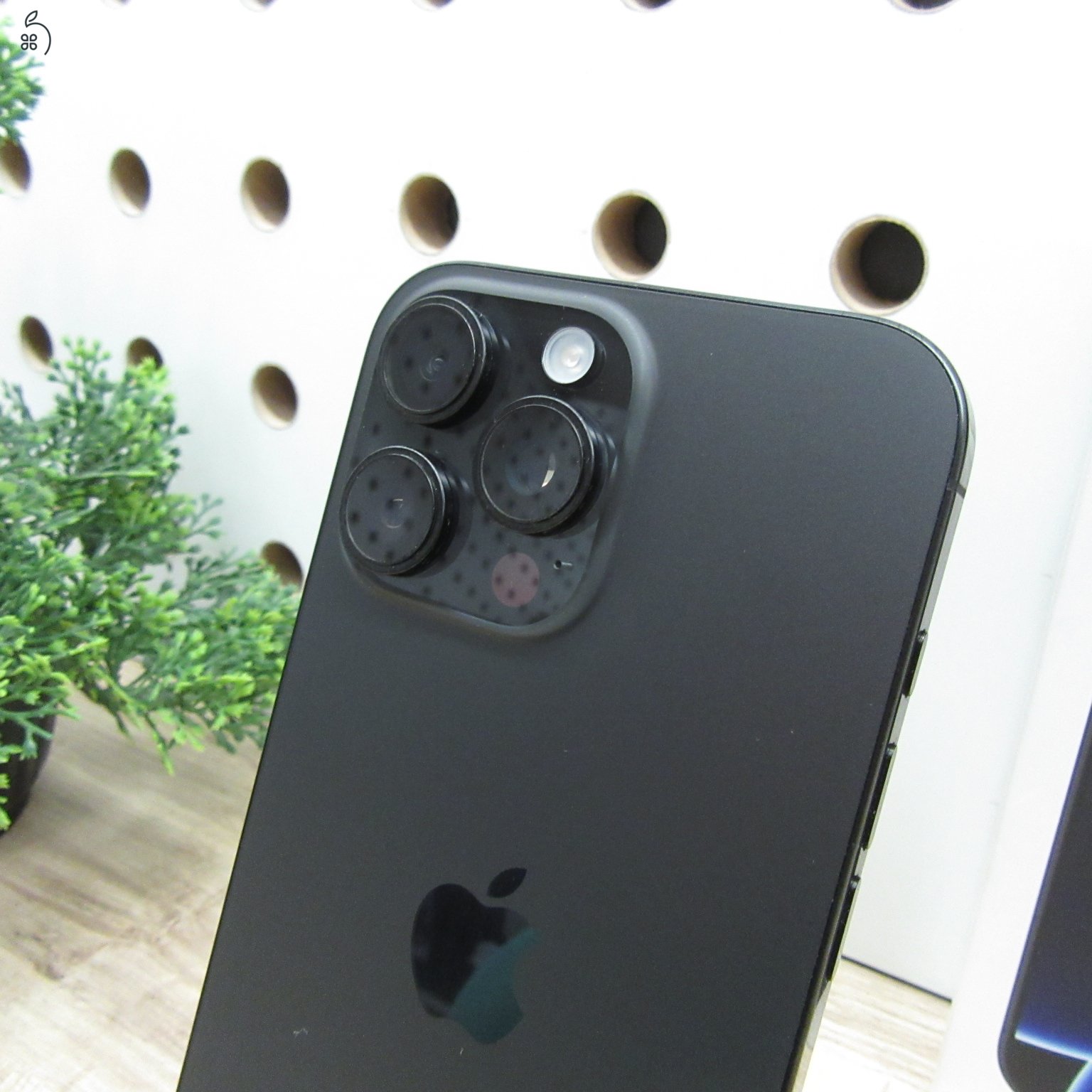 Apple iPhone 16 Pro Max 256GB Black Titanium – használt, karcmentes – Apple garancia 2026.06.02-ig