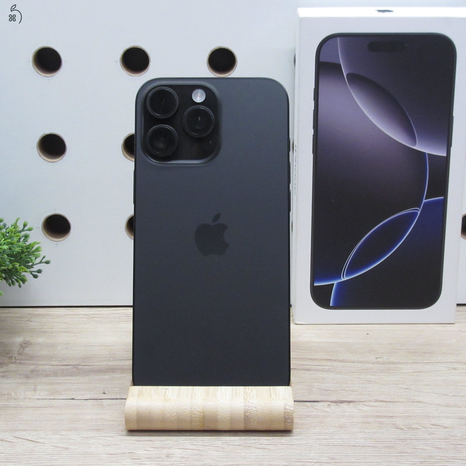 Apple iPhone 16 Pro Max 256GB Black Titanium – használt, karcmentes – Apple garancia 2026.06.02-ig