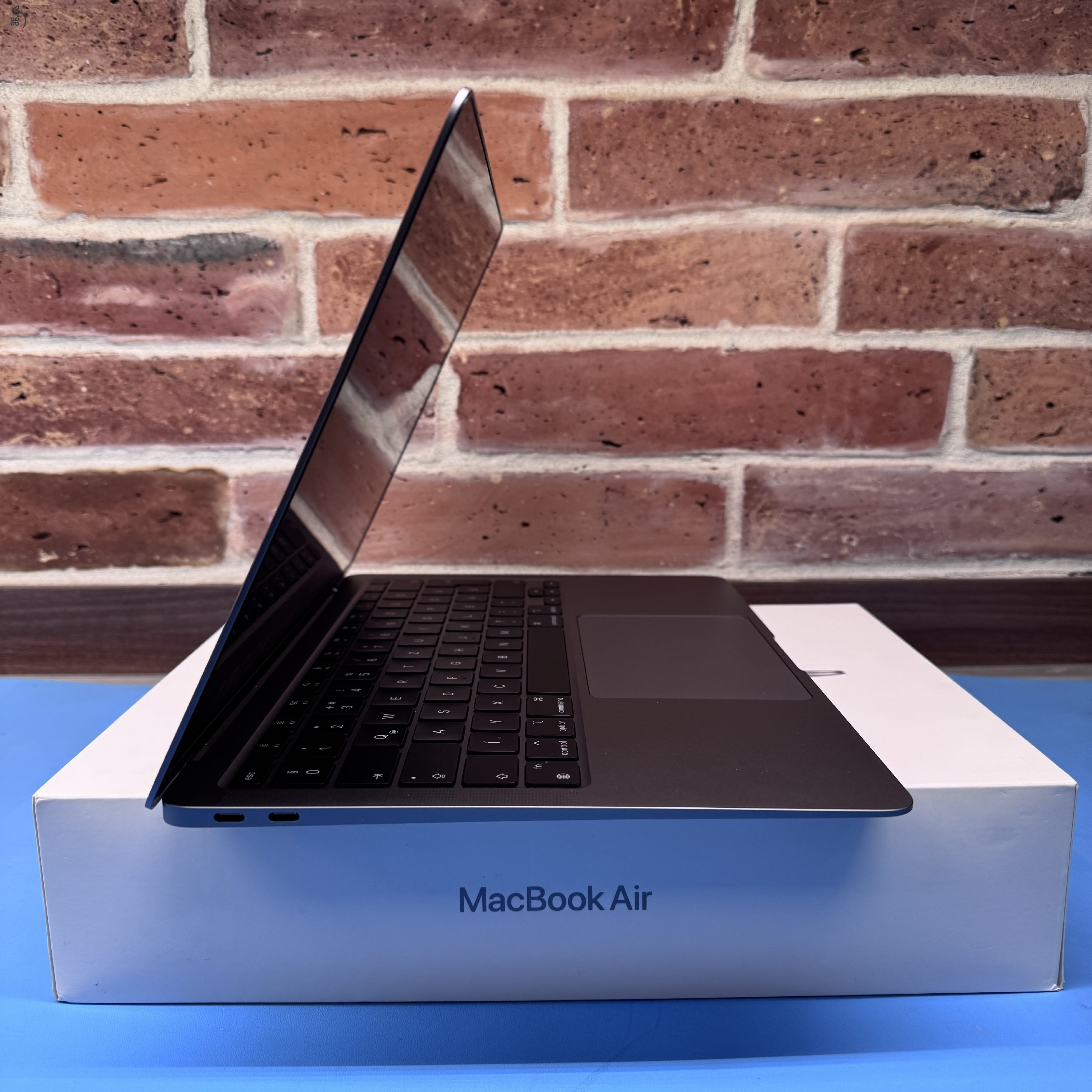 Újszerű Apple MacBook Air 13” Retina (2020) M1 Chip 256GB SSD - Spacegray - MAGYAR