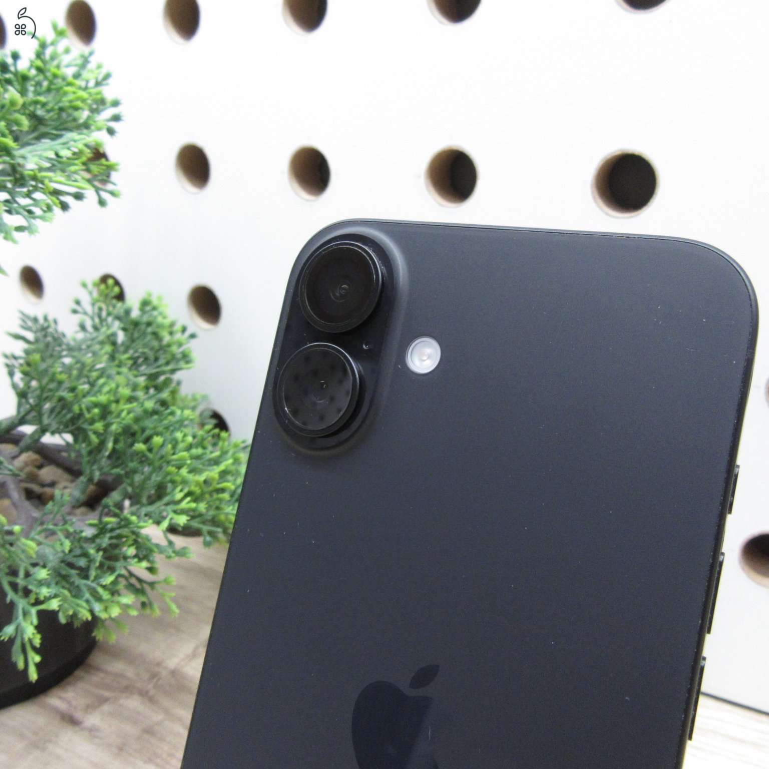 Apple iPhone 16 Plus 256 GB Black – használt, karcmentes – 99% akkumulátor – 242 ciklus – 2026.06.05.-ig garanciás