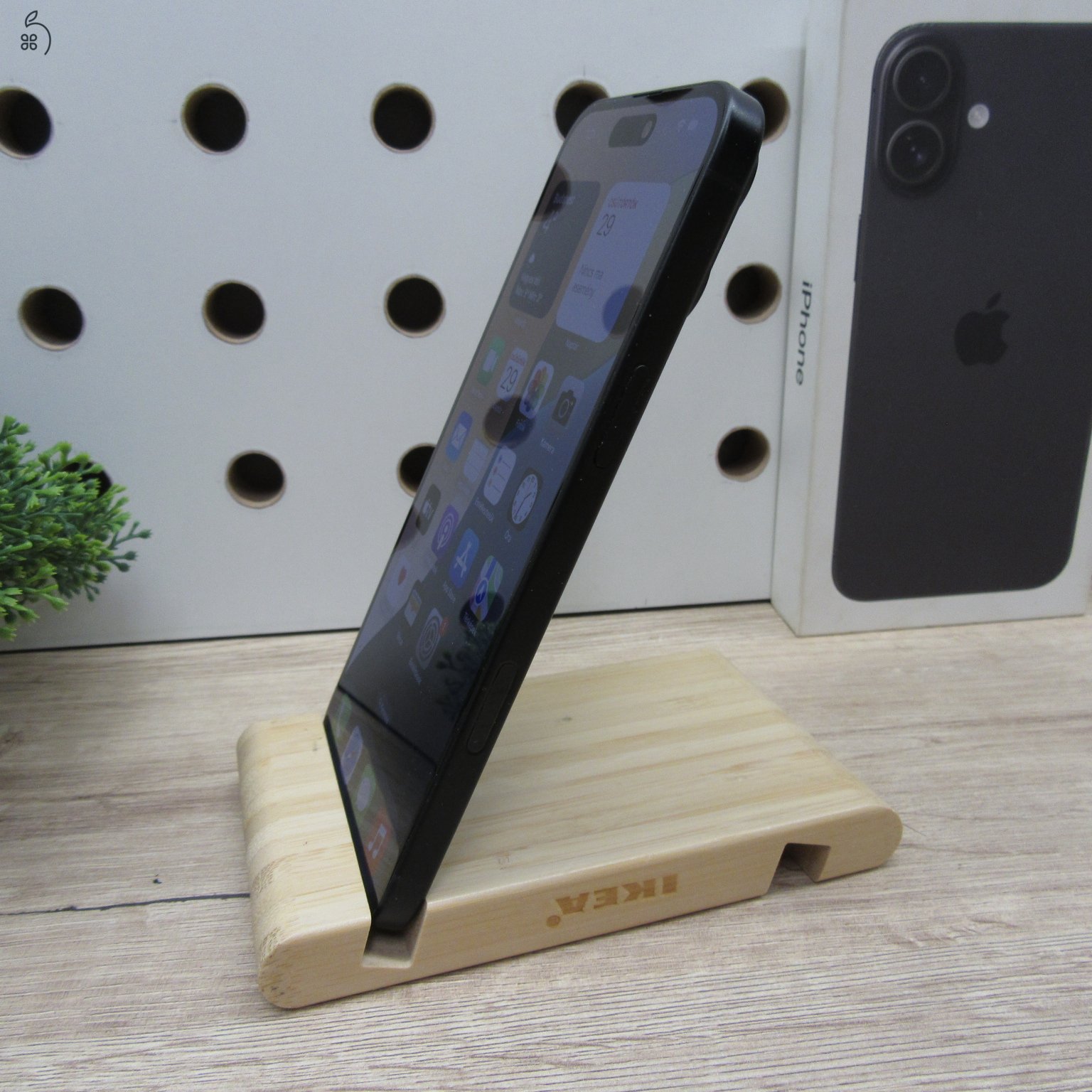 Apple iPhone 16 Plus 256 GB Black – használt, karcmentes – 99% akkumulátor – 242 ciklus – 2026.06.05.-ig garanciás