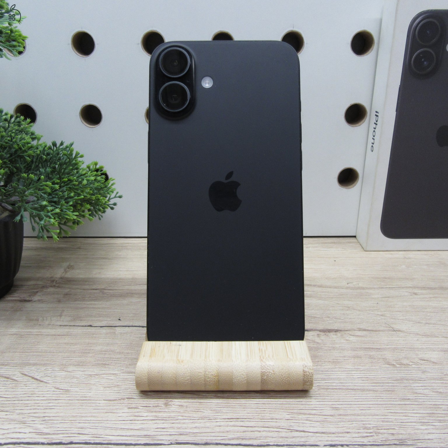 Apple iPhone 16 Plus 256 GB Black – használt, karcmentes – 99% akkumulátor – 242 ciklus – 2026.06.05.-ig garanciás