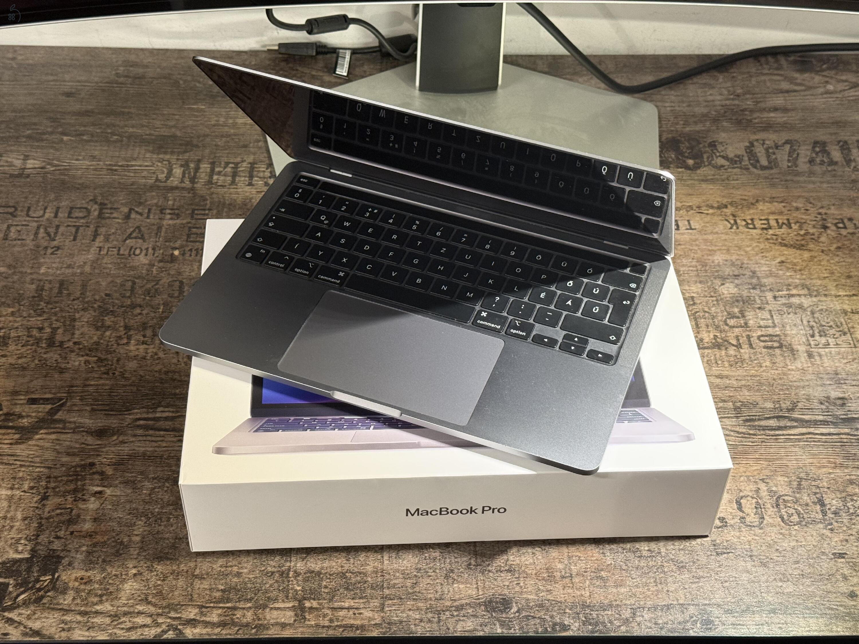 MacBook Pro 13″ (M1, 2020) | 16GB | 256GB SSD | Dobozos | Újszerű