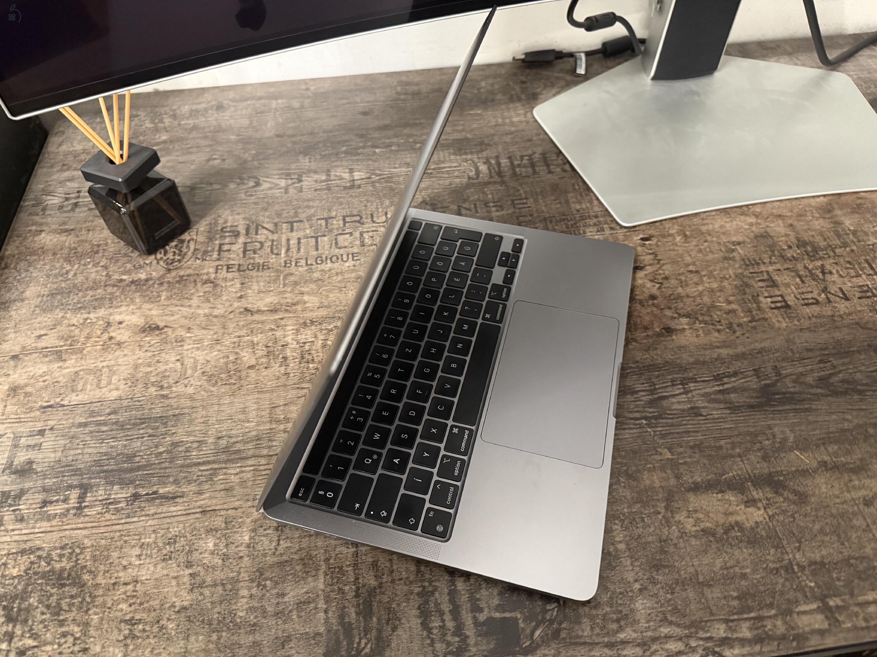 MacBook Pro 13″ (M1, 2020) | 16GB | 256GB SSD | Dobozos | Újszerű