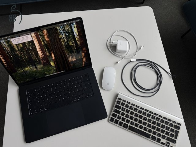 Eladó Macbook Air 15' M4 billentyűzettel és egérrel