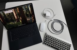 Eladó Macbook Air 15' M4 billentyűzettel és egérrel