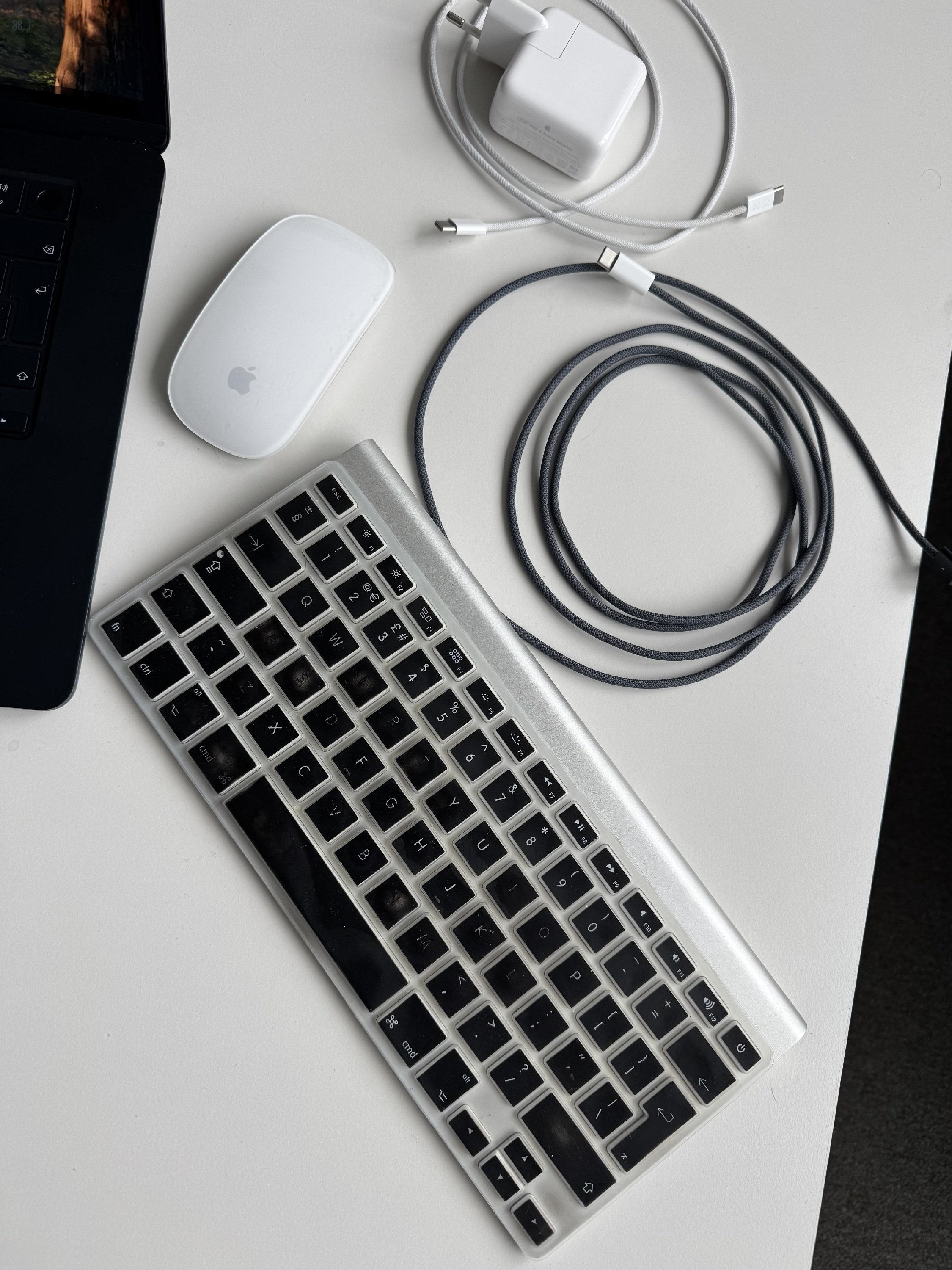 Eladó Macbook Air 15' M4 billentyűzettel és egérrel