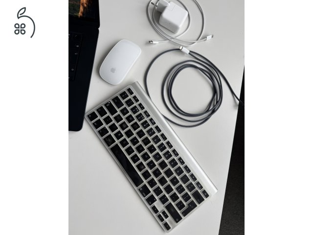 Eladó Macbook Air 15' M4 billentyűzettel és egérrel