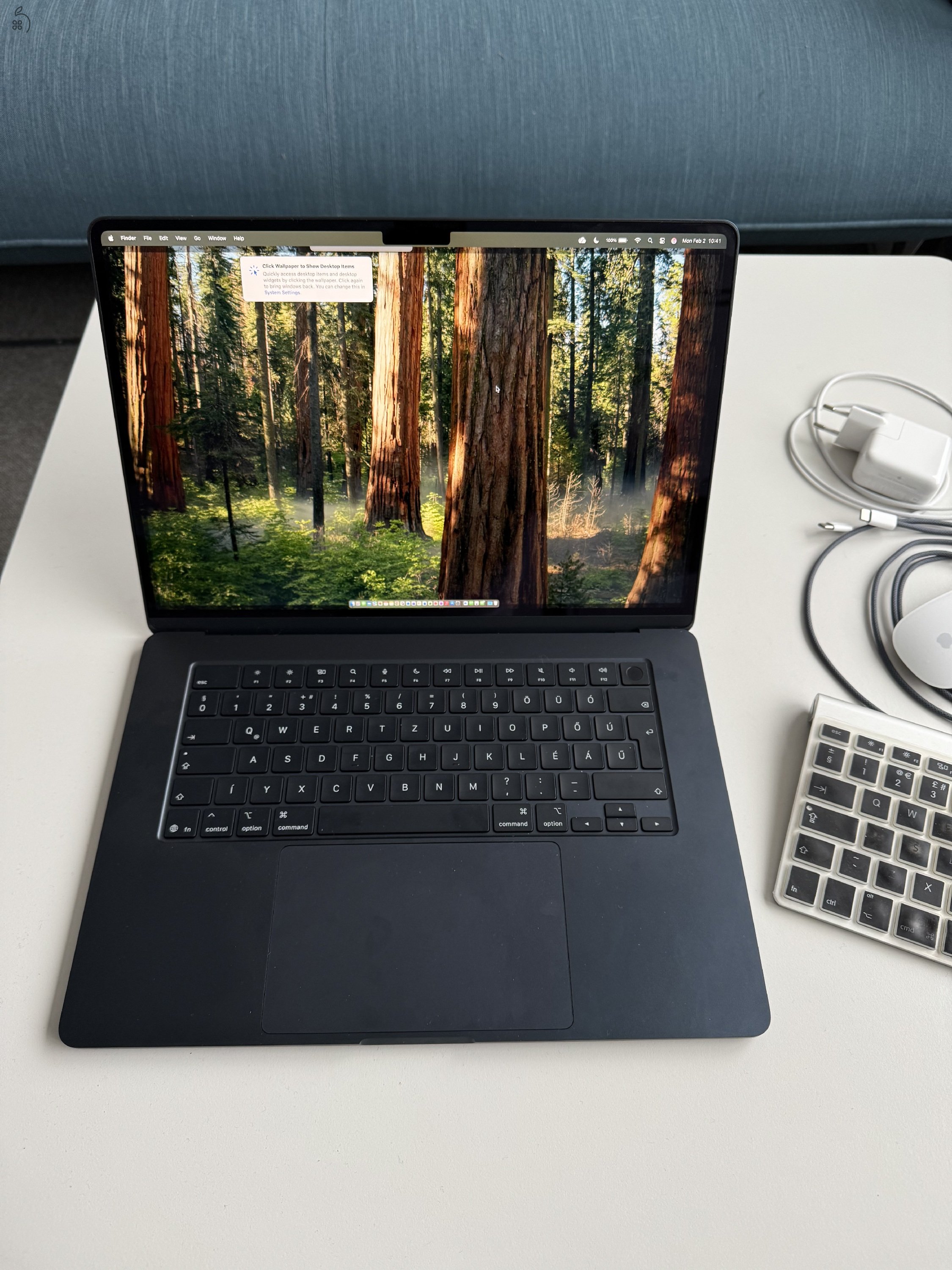 Eladó Macbook Air 15' M4 billentyűzettel és egérrel