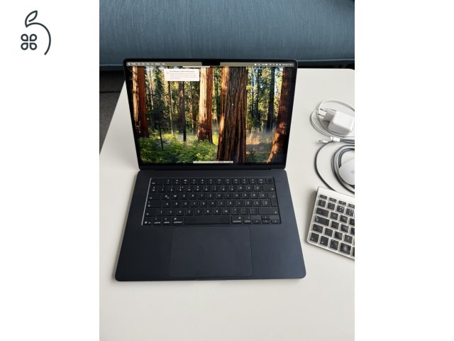 Eladó Macbook Air 15' M4 billentyűzettel és egérrel