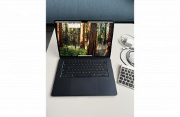 Eladó Macbook Air 15' M4 billentyűzettel és egérrel