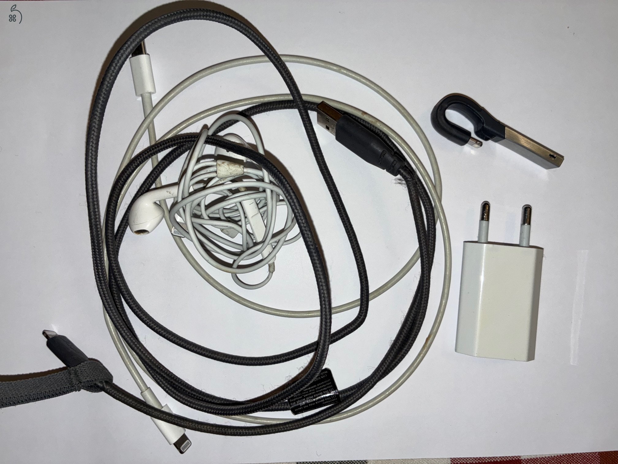 iPhone Xs 64 GB 2023-as és 32 GB Sandisc külső memória fülhallgatóval eladó