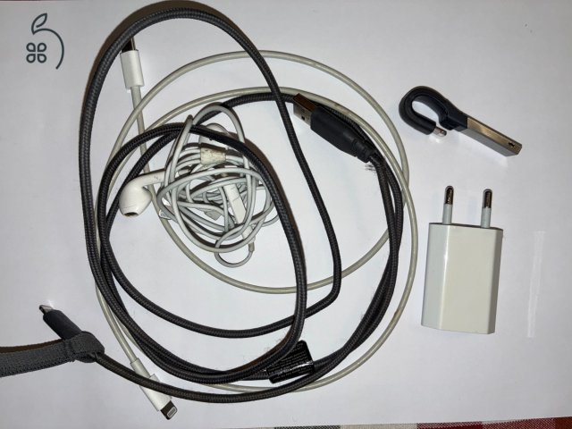 iPhone Xs 64 GB 2023-as és 32 GB Sandisc külső memória fülhallgatóval eladó