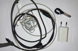 iPhone Xs 64 GB 2023-as és 32 GB Sandisc külső memória fülhallgatóval eladó