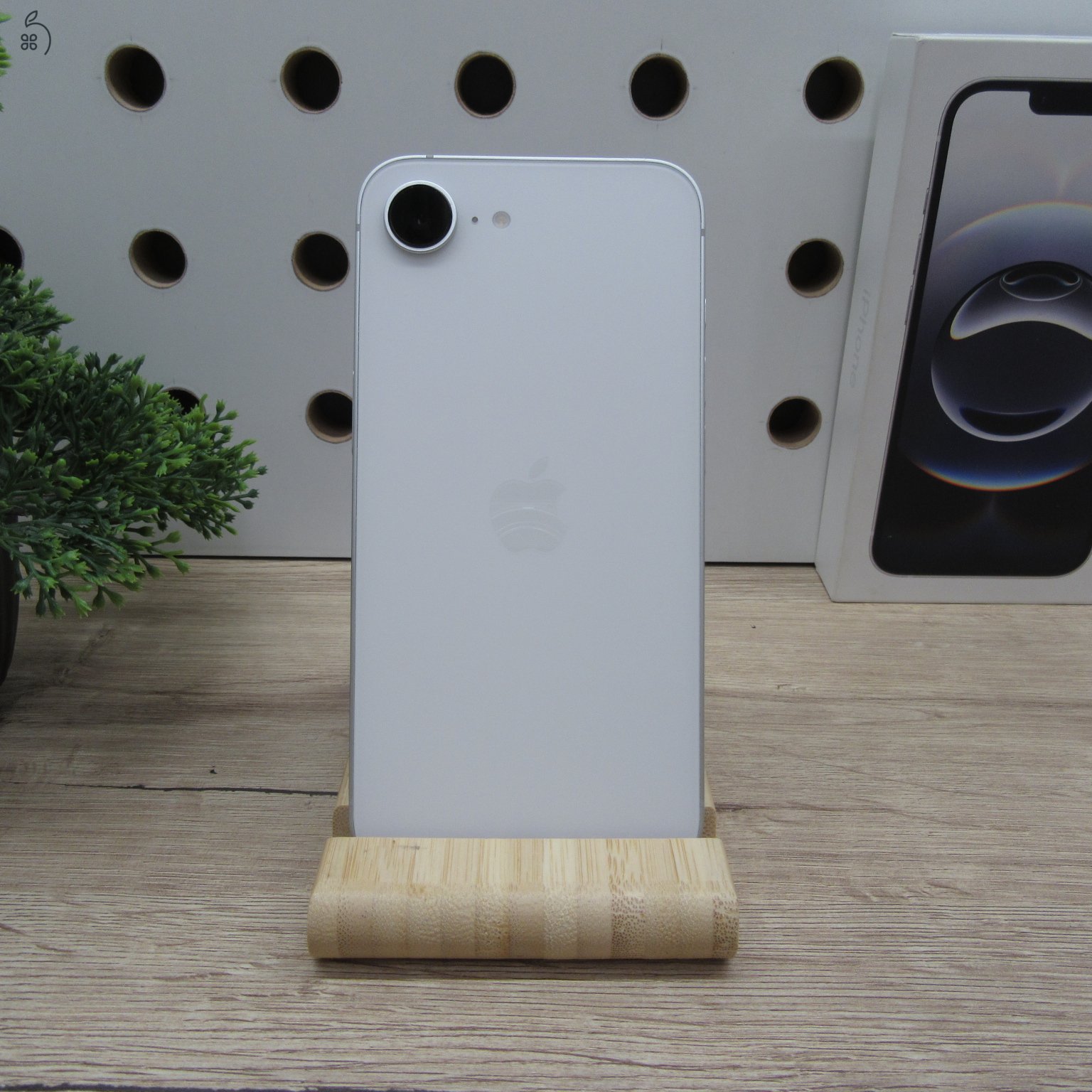 Apple iPhone 16e 128GB White használt újszerű 100% akku 83 ciklus garanciás 2026.10.26-ig