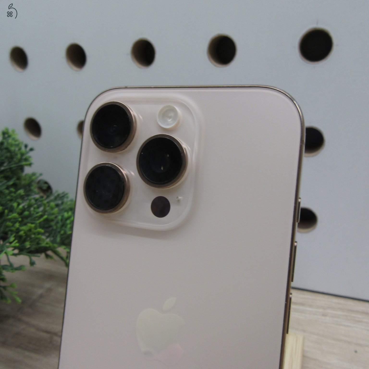 Apple iPhone 16 Pro 128GB Gold használt karcmentes 97% akku 293 ciklus Apple garancia 2027.02.28-ig