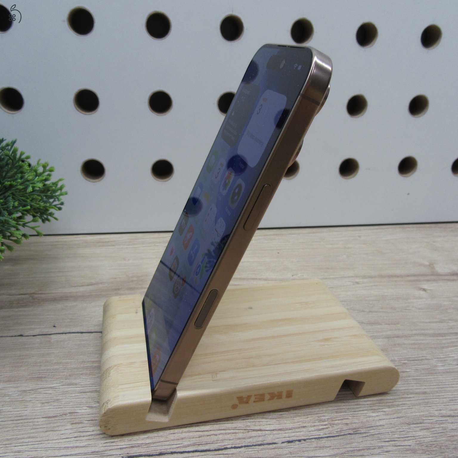 Apple iPhone 16 Pro 128GB Gold használt karcmentes 97% akku 293 ciklus Apple garancia 2027.02.28-ig