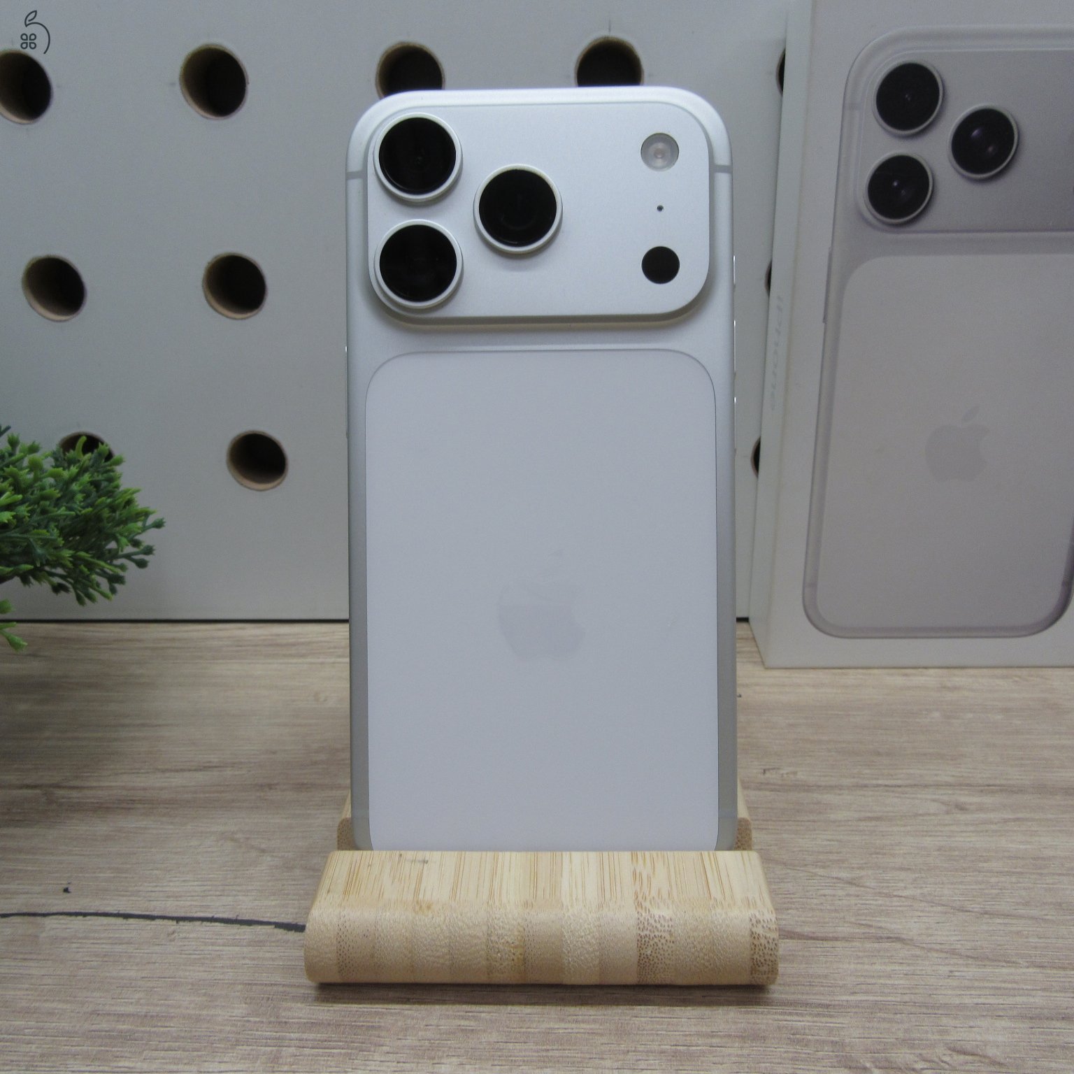 Apple iPhone 17 Pro 256GB Silver használt újszerű 100% akku 72 ciklus garanciás 2026.11.24-ig