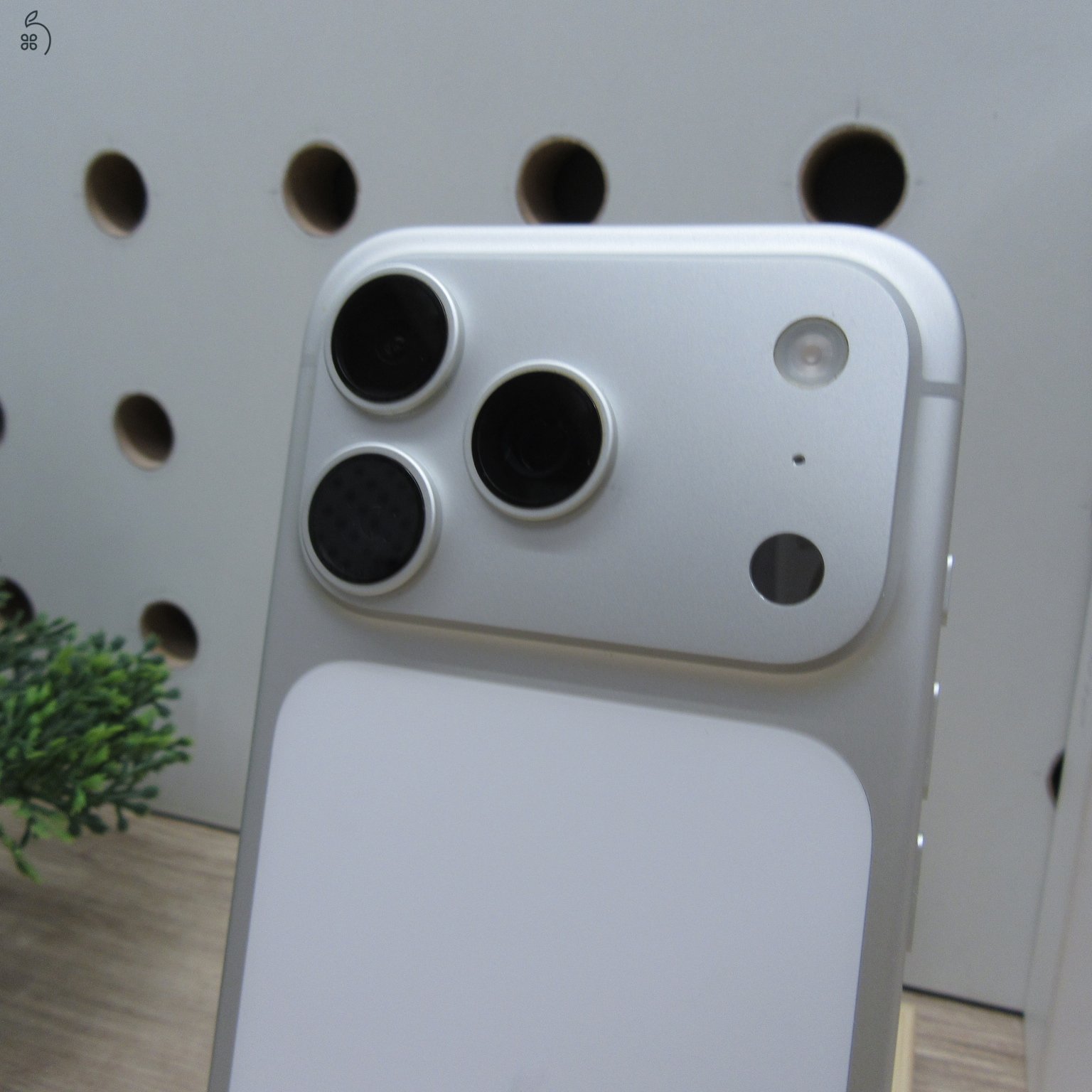 Apple iPhone 17 Pro 256GB Silver használt újszerű 100% akku 72 ciklus garanciás 2026.11.24-ig