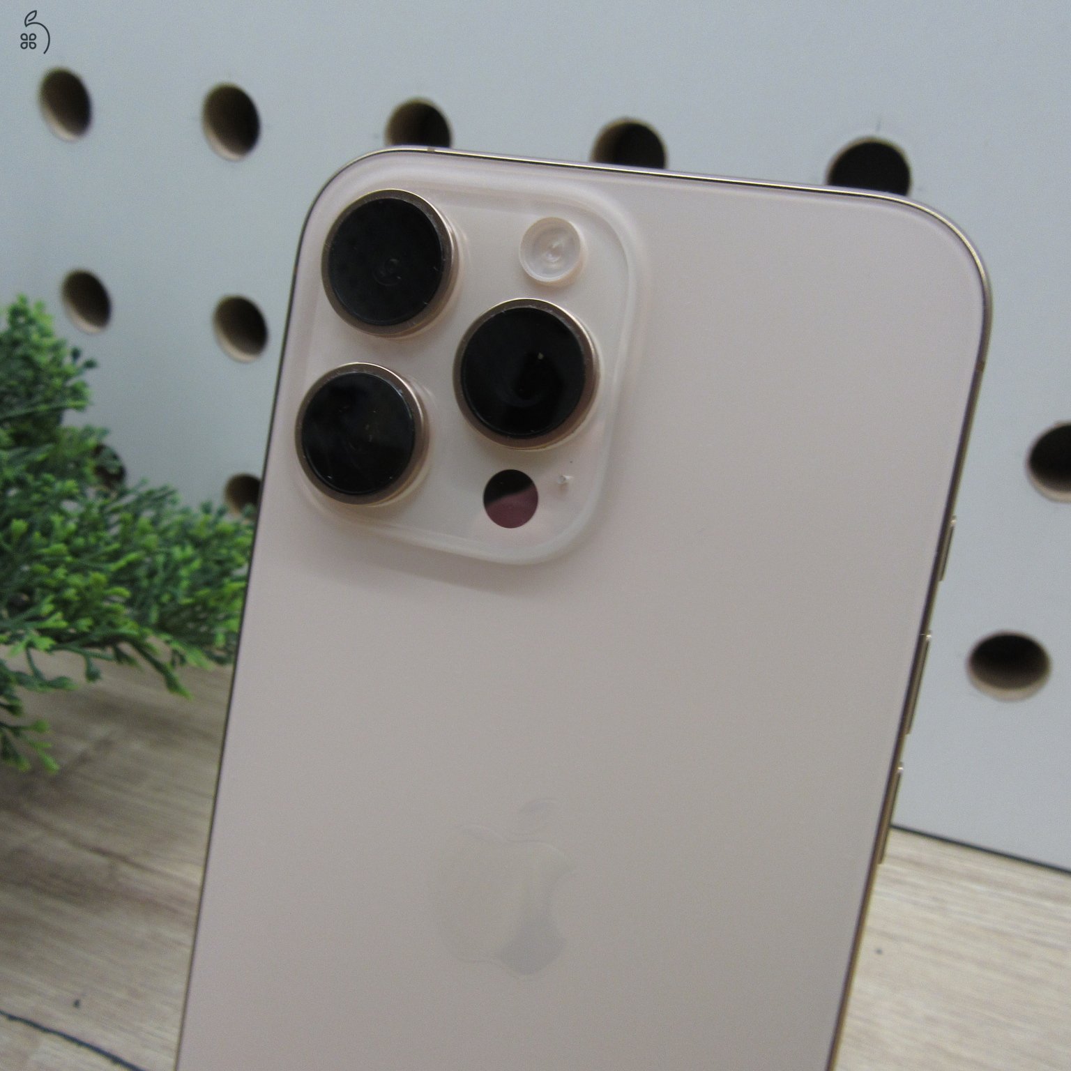 Apple iPhone 16 Pro Max 256GB Desert Titanium használt szép állapot 100% akku 6 hónap garancia