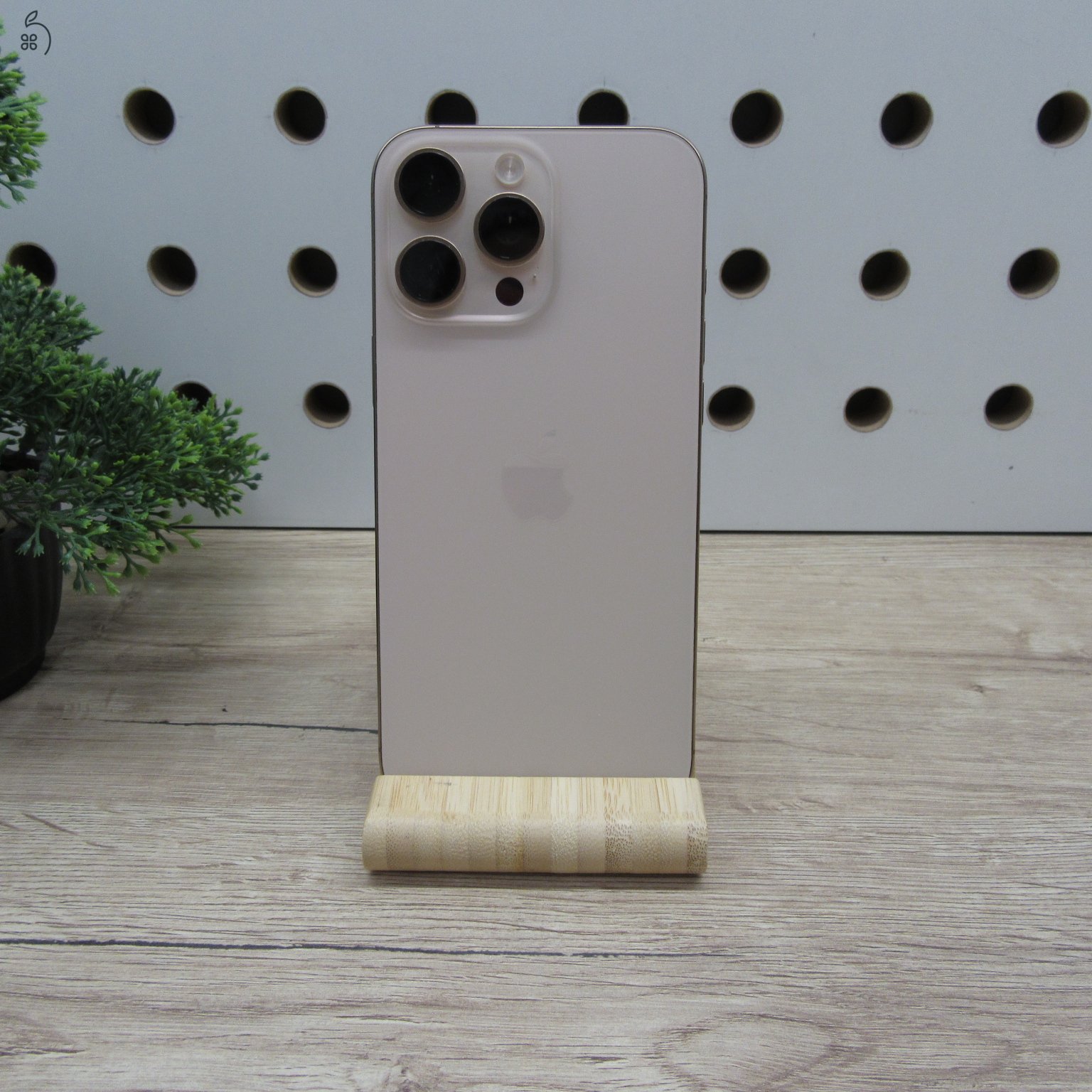 Apple iPhone 16 Pro Max 256GB Desert Titanium használt szép állapot 100% akku 6 hónap garancia