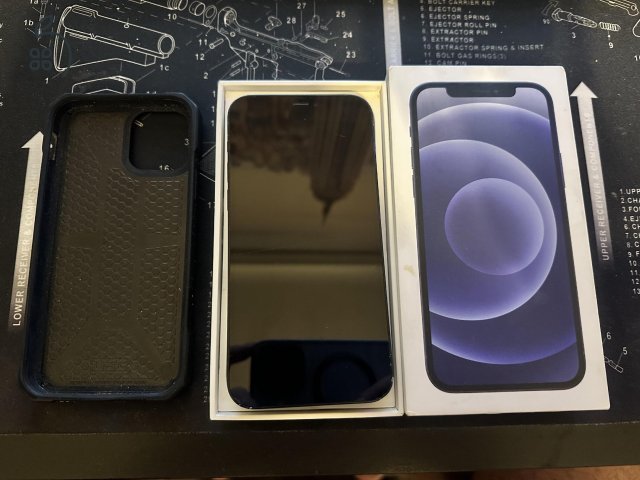 iPhone 12 repedt hátlappal