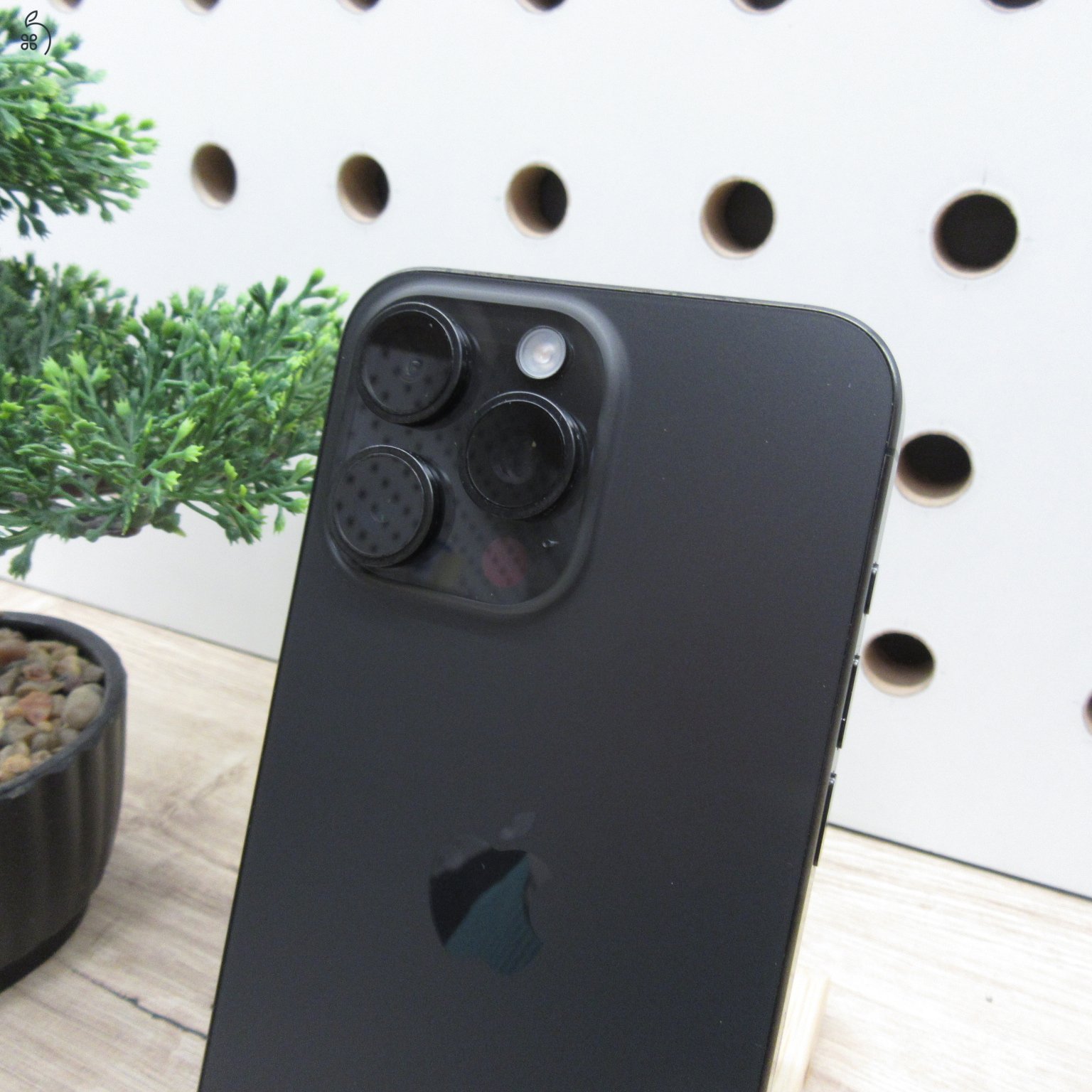 Apple iPhone 15 Pro Max 256GB fekete titán – használt, karcmentes – 90% akku (344 ciklus) – 6 hónap garancia