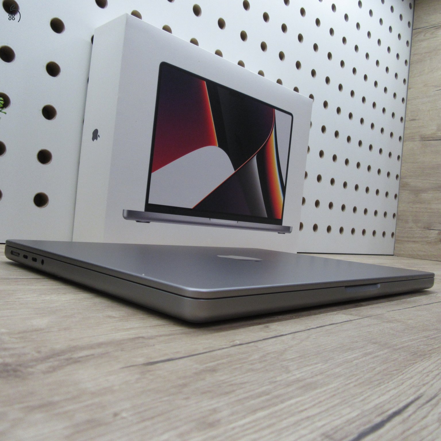 Apple MacBook Pro 14 (2021) 16GB/512GB használt, szép állapot 100% akku , 8 ciklus