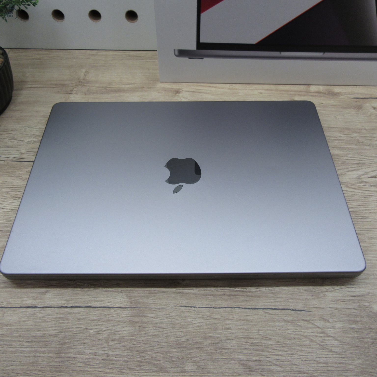 Apple MacBook Pro 14 (2021) 16GB/512GB használt, szép állapot 100% akku , 8 ciklus