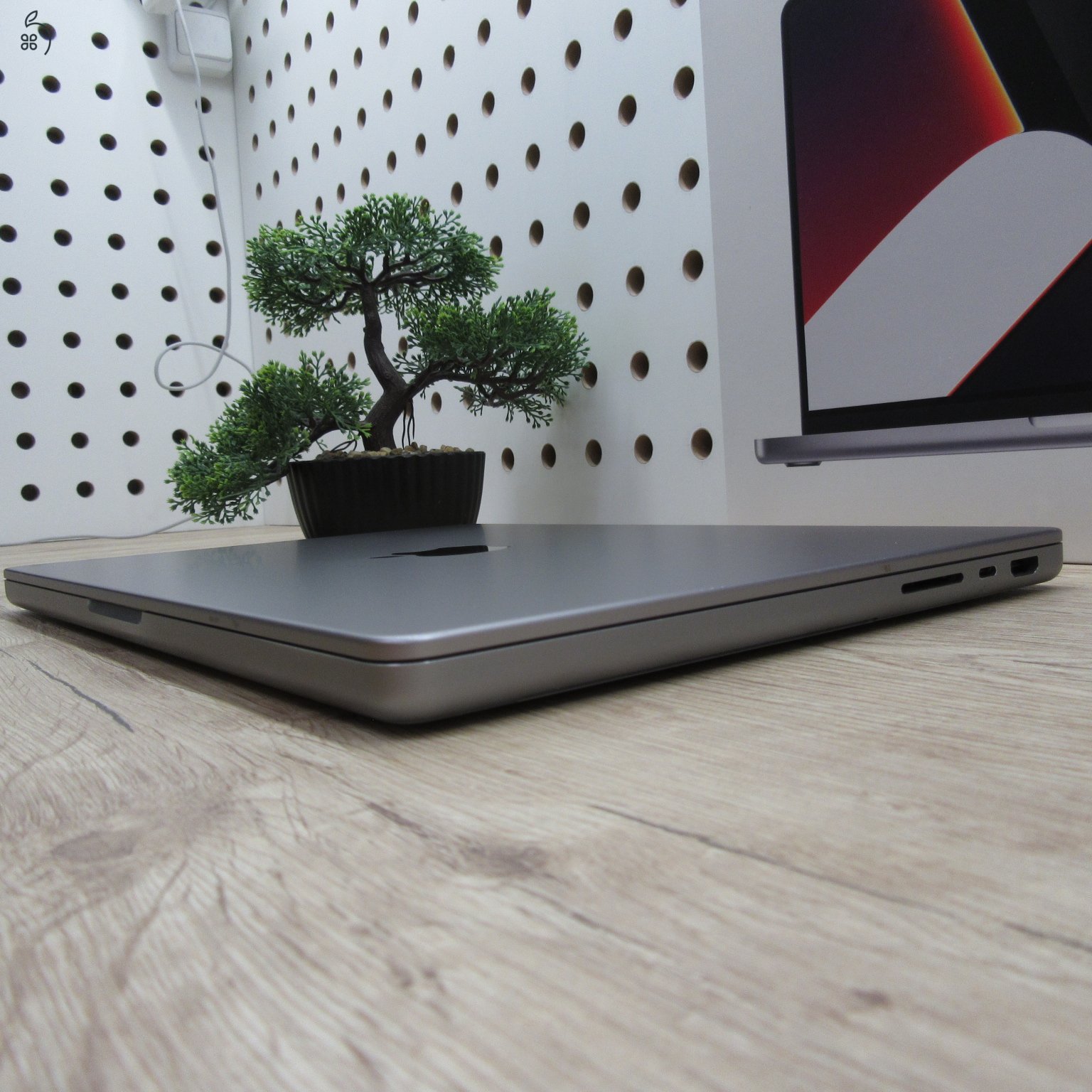 Apple MacBook Pro 14 (2021) 16GB/512GB használt, szép állapot 100% akku , 8 ciklus