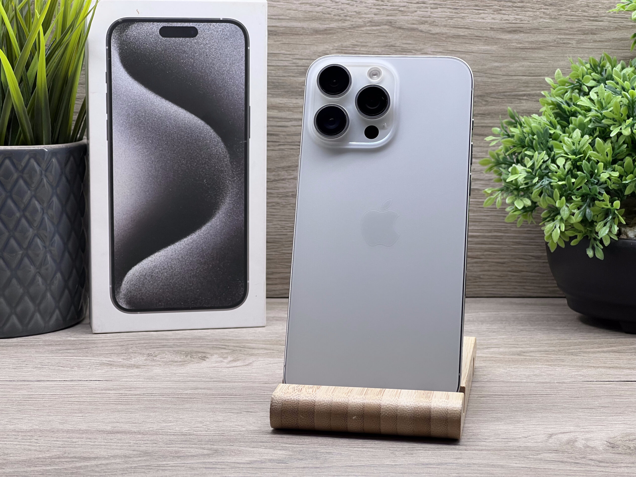 Hibátlan iPhone 15 Pro Max White Titanium 256GB 2 ÉV Garanciával 90%