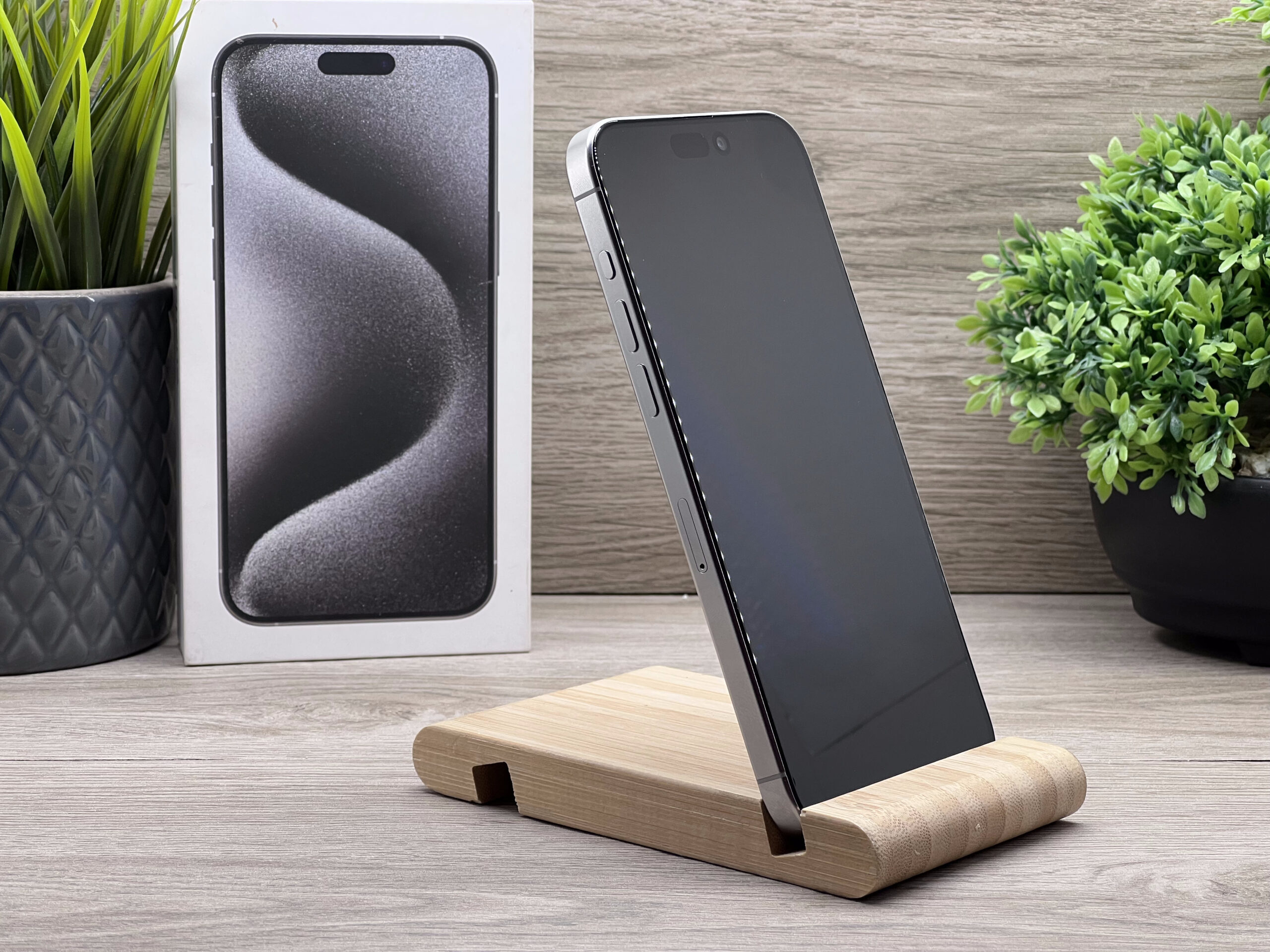 Hibátlan iPhone 15 Pro Max White Titanium 256GB 2 ÉV Garanciával 90%