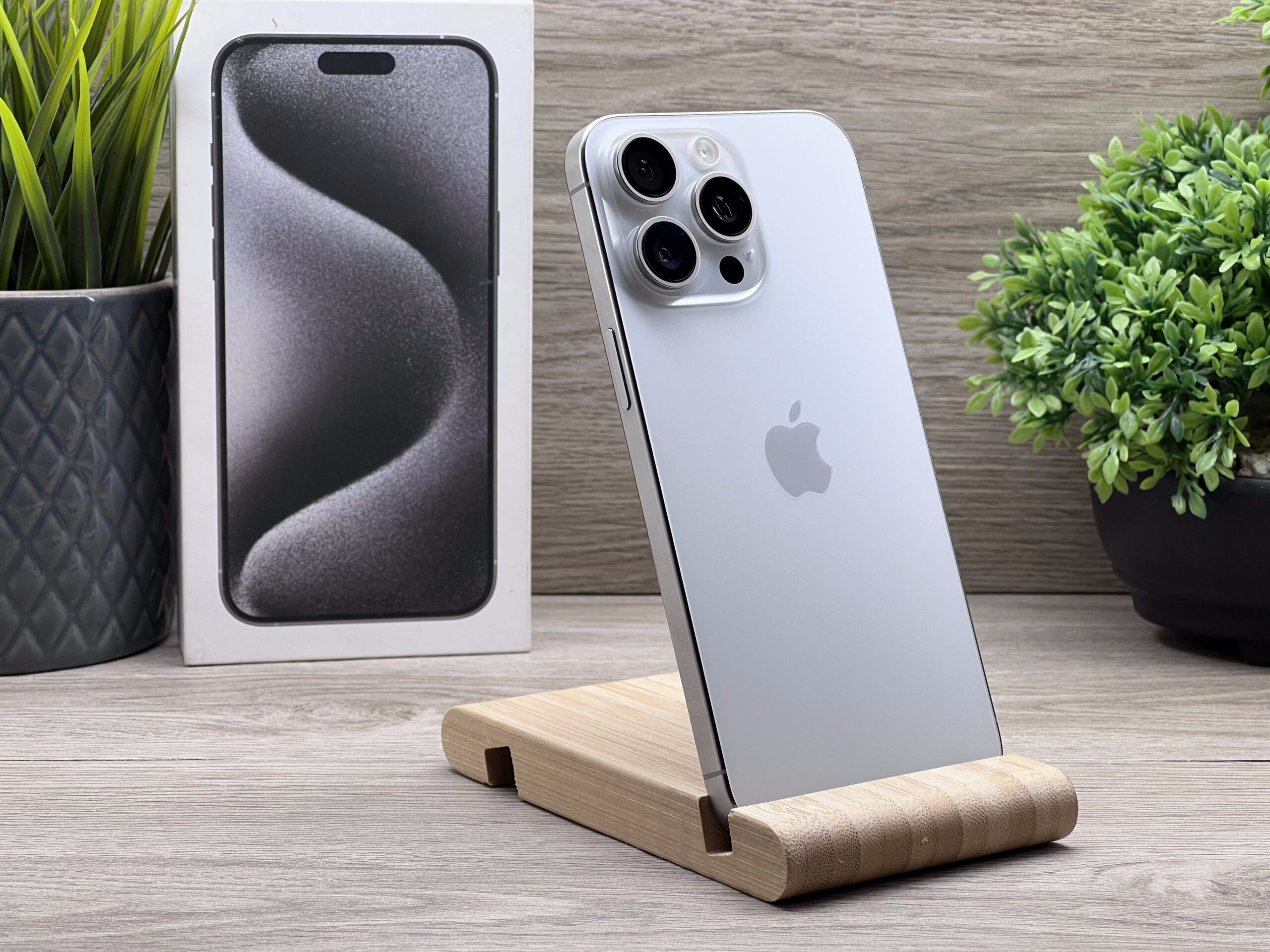 Hibátlan iPhone 15 Pro Max White Titanium 256GB 2 ÉV Garanciával 90%