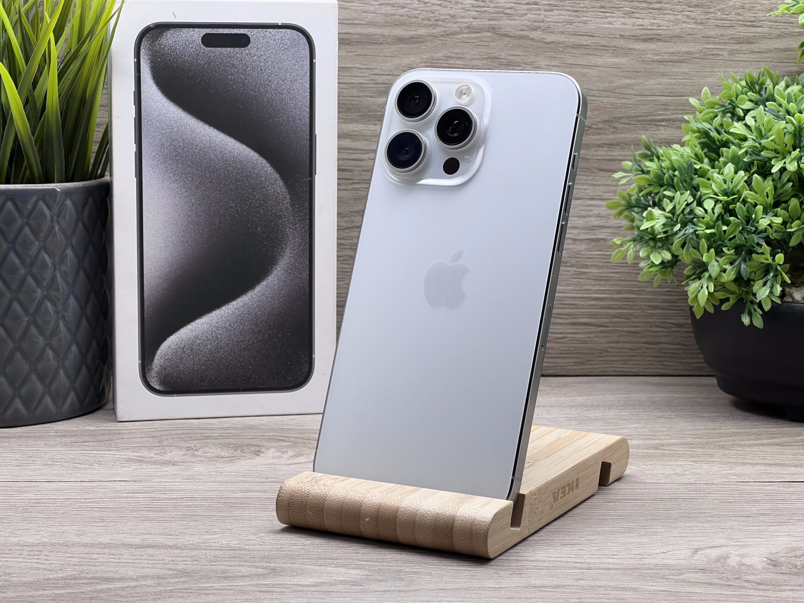 Hibátlan iPhone 15 Pro Max White Titanium 256GB 2 ÉV Garanciával 90%