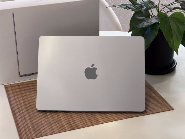Hibátlan MacBook Air M4 2025 Skyblue 13” 256GB 16GB 2 ÉV Garanciával