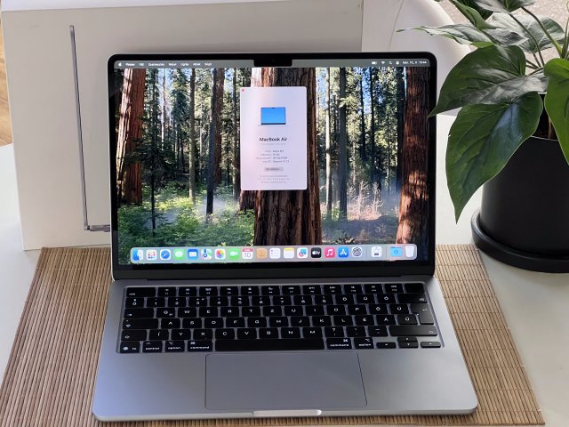 Hibátlan MacBook Air M4 2025 Skyblue 13” 256GB 16GB 2 ÉV Garanciával