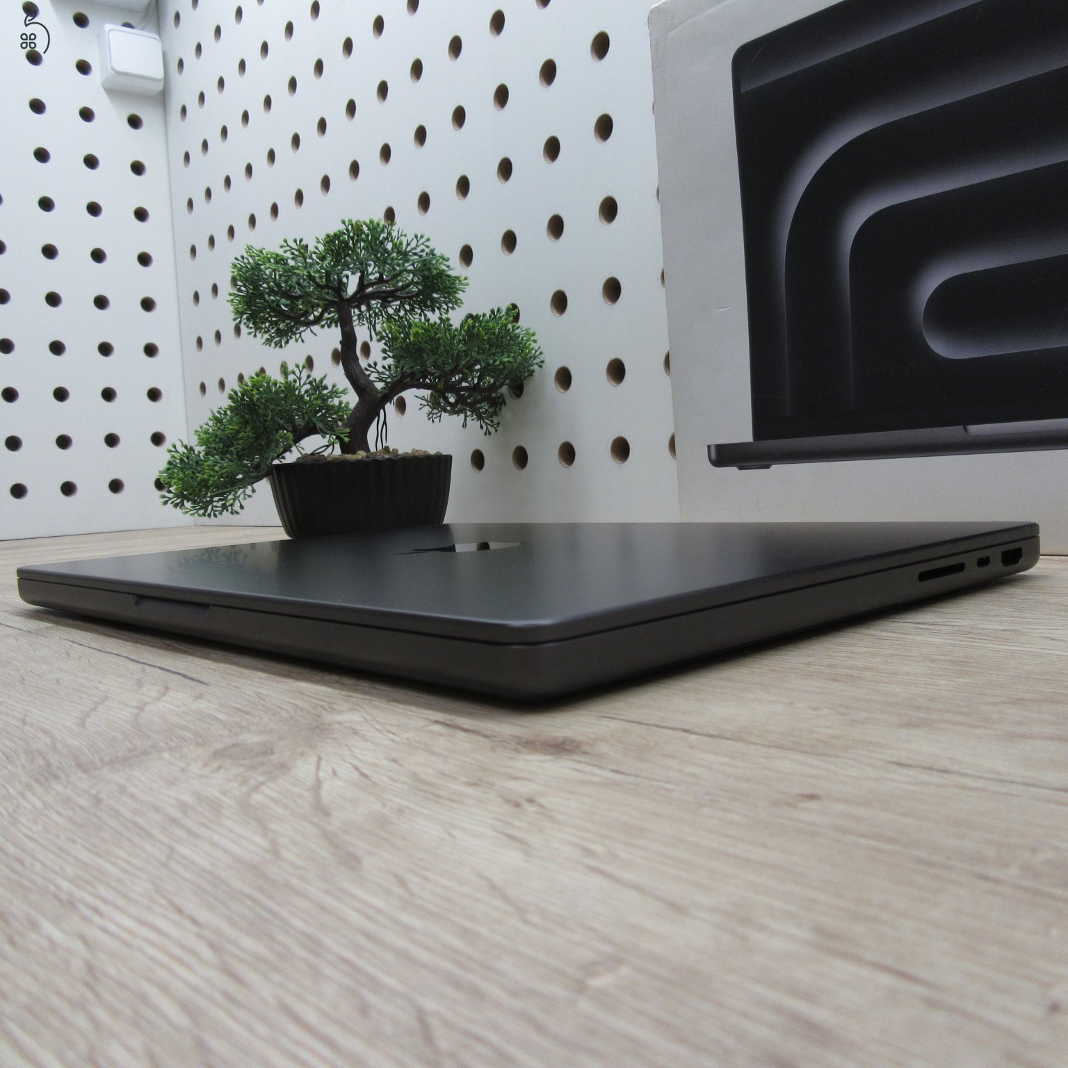 Apple MacBook Pro 14 (2023) M3 Pro 18GB/500GB – használt, újszerű – 100% akku (9 ciklus)