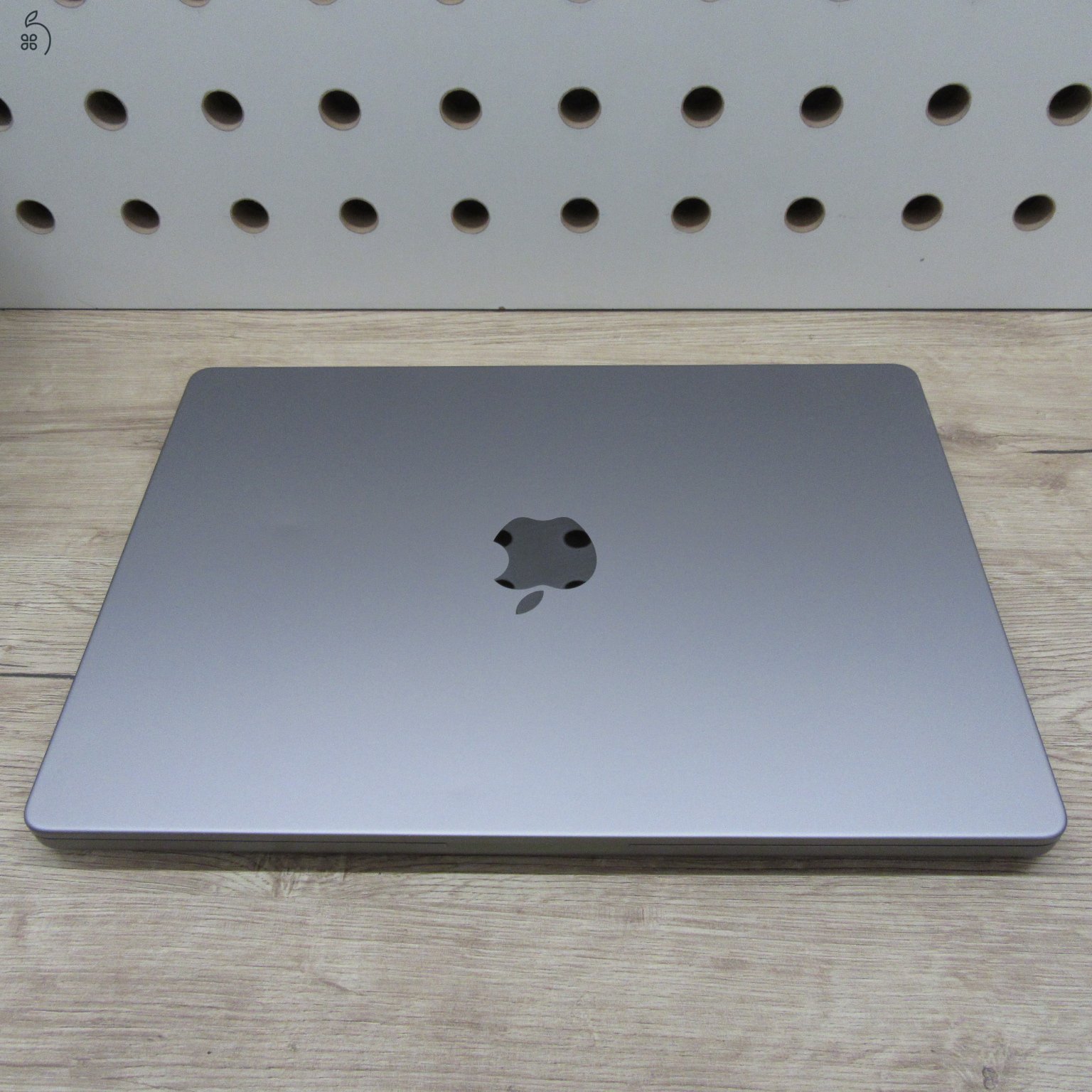 Apple MacBook Pro 14 (2021) M1 Pro 16GB/500GB – használt, szép állapot – 87% akku (323 ciklus)