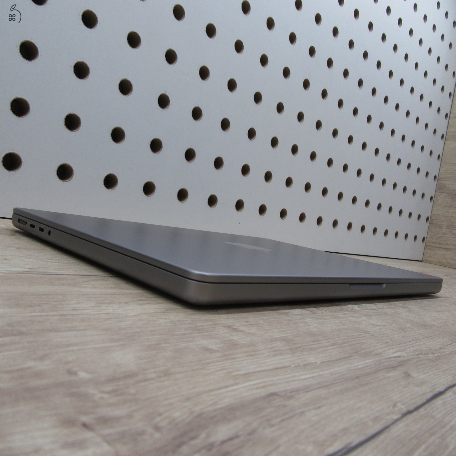 Apple MacBook Pro 14 (2021) M1 Pro 16GB/500GB – használt, szép állapot – 87% akku (323 ciklus)