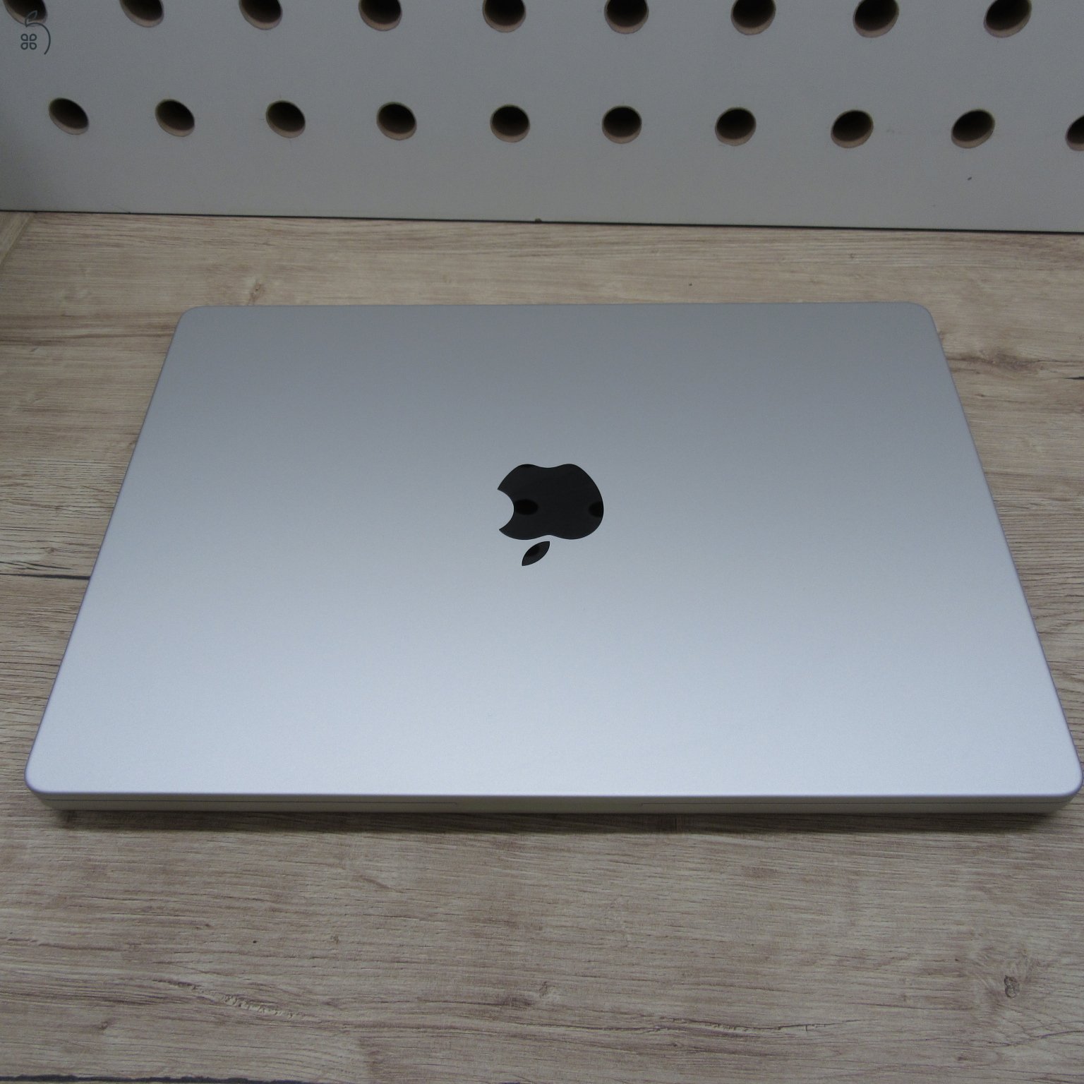 Apple MacBook Pro 14 (2021) M1 Pro 16GB/500GB – használt, karcmentes – 85% akku (183 ciklus)