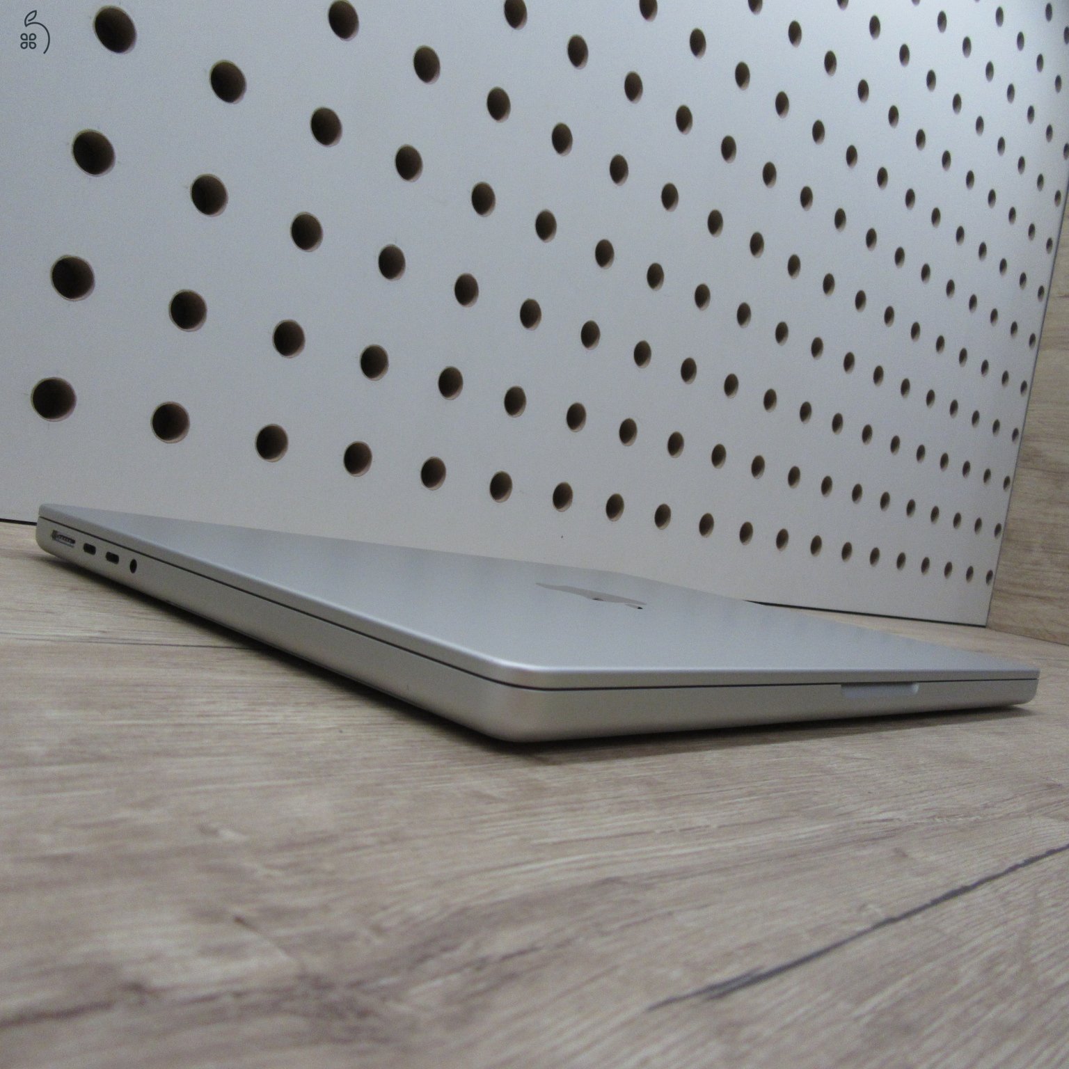 Apple MacBook Pro 14 (2021) M1 Pro 16GB/500GB – használt, karcmentes – 85% akku (183 ciklus)