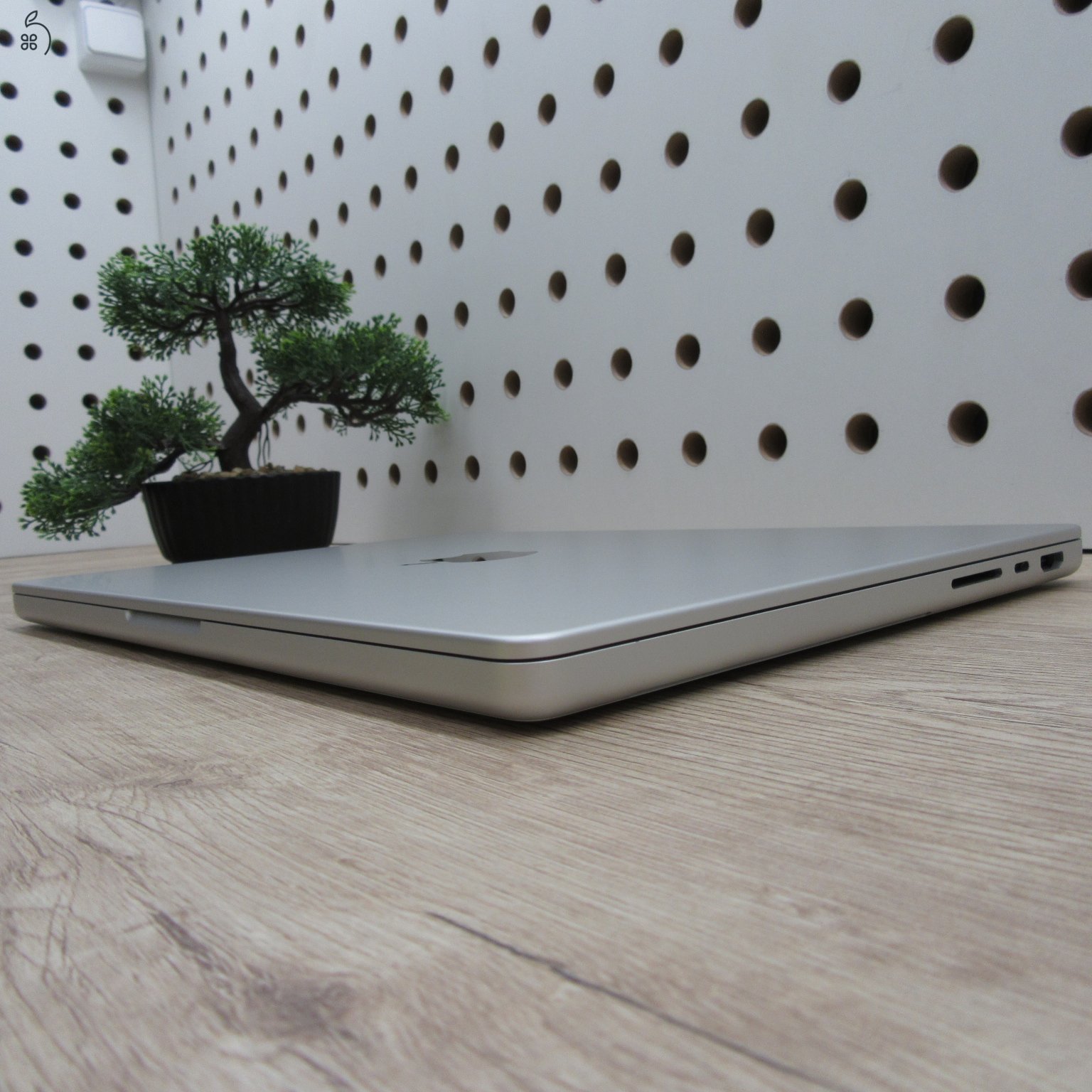 Apple MacBook Pro 14 (2021) M1 Pro 16GB/500GB – használt, karcmentes – 85% akku (183 ciklus)