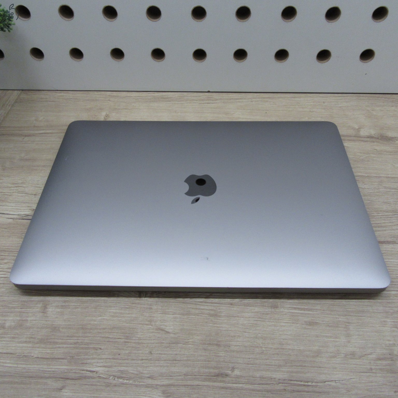 Apple MacBook Pro 13 (2020) M1 8GB/256GB – használt, megkímélt – 90% akku (399 ciklus)