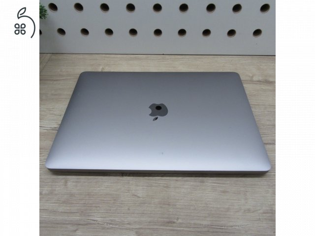 Apple MacBook Pro 13 (2020) M1 8GB/256GB – használt, megkímélt – 90% akku (399 ciklus)
