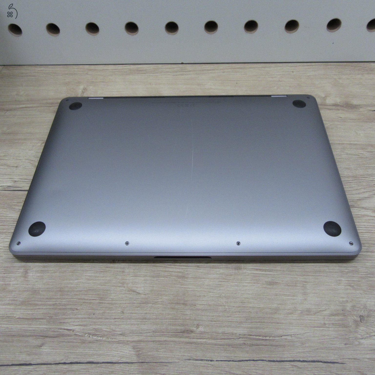 Apple MacBook Pro 13 (2020) M1 8GB/256GB – használt, megkímélt – 90% akku (399 ciklus)