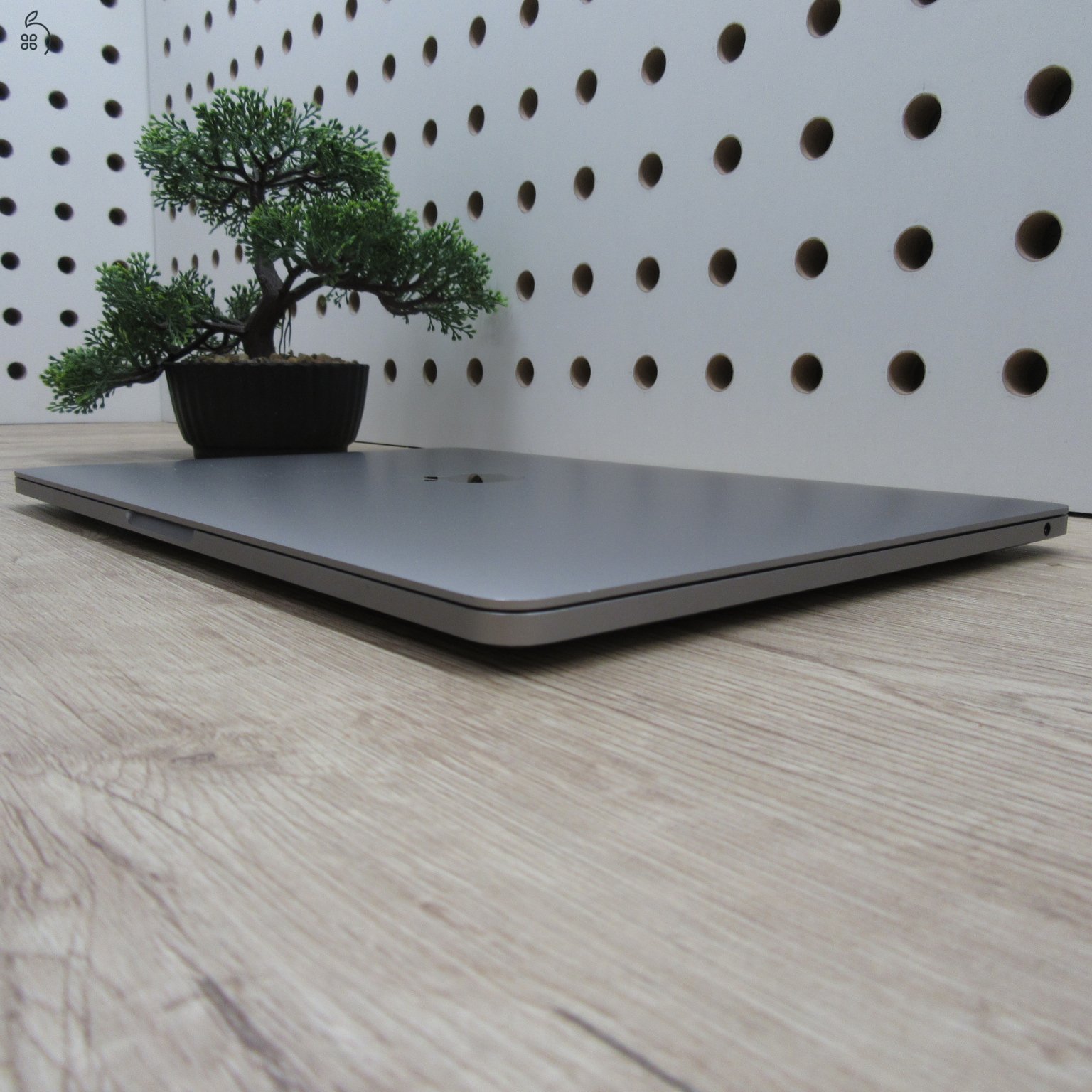 Apple MacBook Pro 13 (2020) M1 8GB/256GB – használt, megkímélt – 90% akku (399 ciklus)