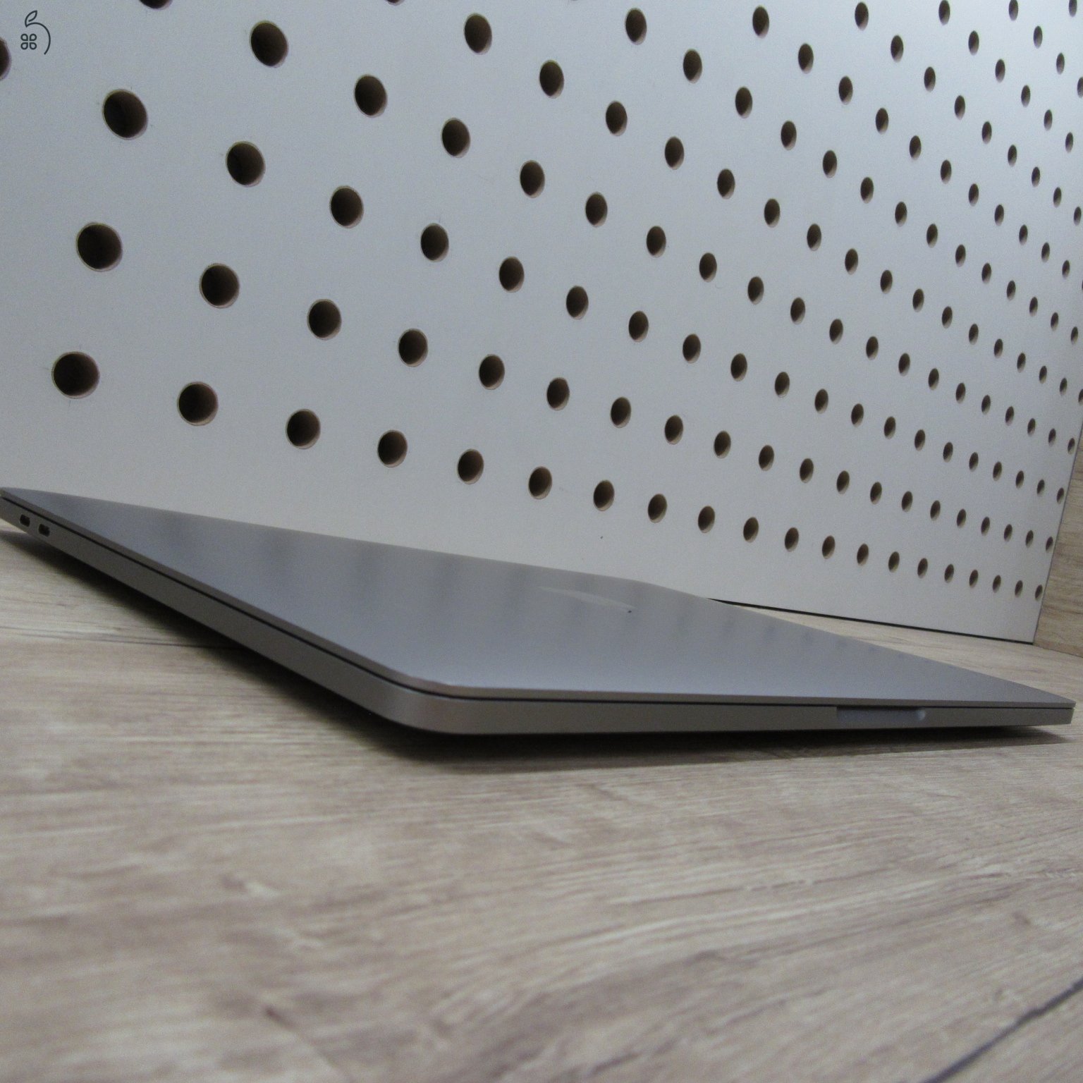 Apple MacBook Pro 13 (2020) M1 8GB/256GB – használt, megkímélt – 90% akku (399 ciklus)