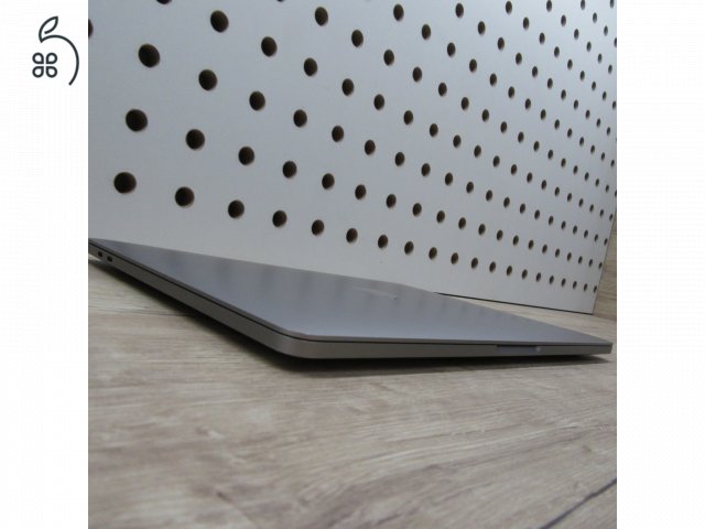 Apple MacBook Pro 13 (2020) M1 8GB/256GB – használt, megkímélt – 90% akku (399 ciklus)